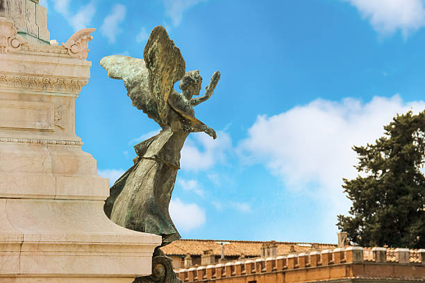 statue von einem geflügelten frau - travel outdoors tourist venice italy stock-fotos und bilder