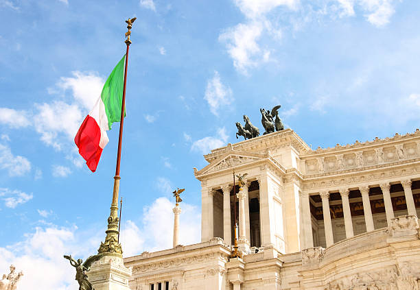 bandera del monumento a victor emmanuel ii.  roma, - cityscape venice italy italian culture italy fotografías e imágenes de stock