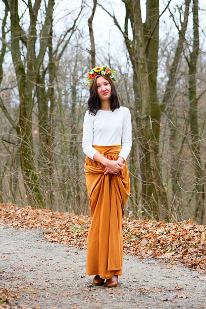 молодая красивая женщина с цветок венок в осень на открытом воздухе - russian culture women fashion model teenage girls стоковые фото и изображения