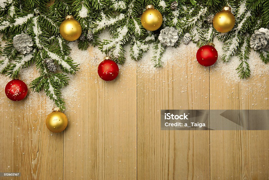 Fondo de Navidad con firtree y baubles en madera - Foto de stock de Abeto libre de derechos