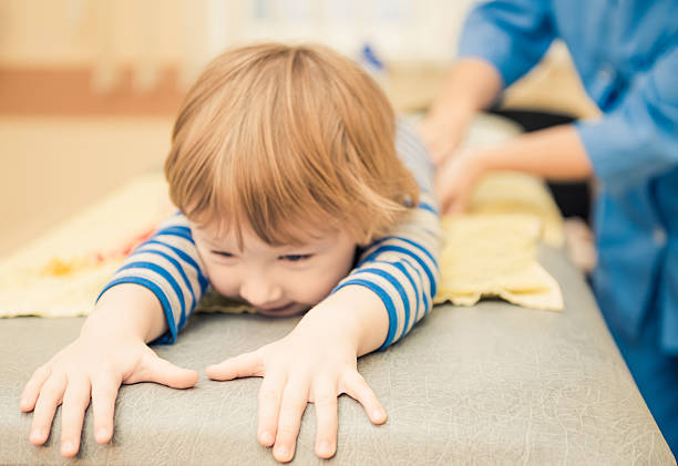 Petit garçon sur la table de massage - Photo