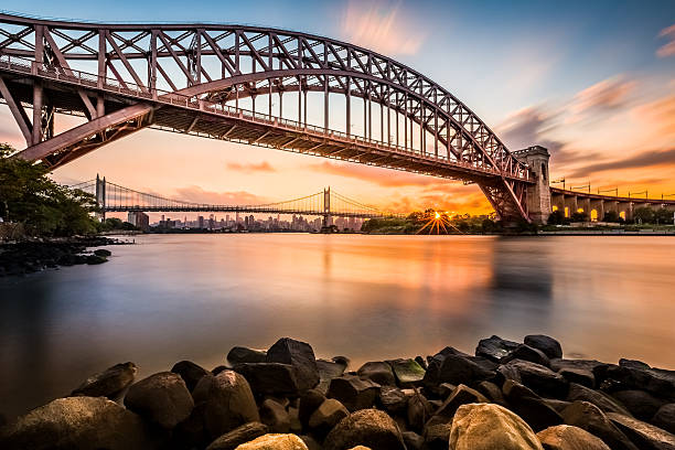 pont hell gate et le pont triborough bridge au coucher du soleil - overcast day new york city manhattan photos et images de collection