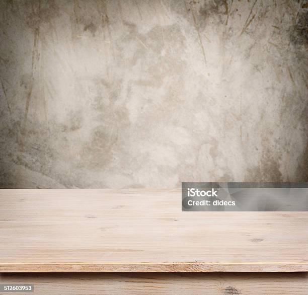 Tavolo In Legno Defocuced Vintage Su Sfondo Muro - Fotografie stock e altre immagini di Rustico - Rustico, Cucina, Sfondi