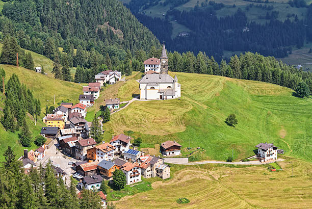 laste village-italien - cordevole valley stock-fotos und bilder