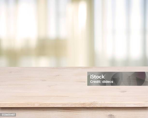 Mesa De Madera En Defocuced Ventana Con Fondo Con La Cortina De La Ducha Foto de stock y más banco de imágenes de Escritorio vacío