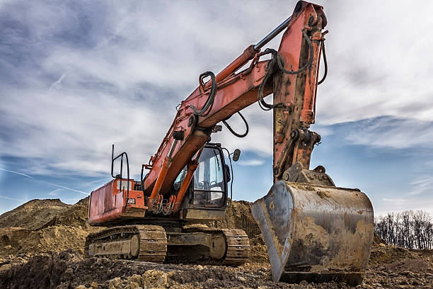istock Excavator on the construction of new building 512619908