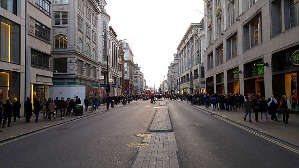 istock Shopping on Oxford St London 512624558
