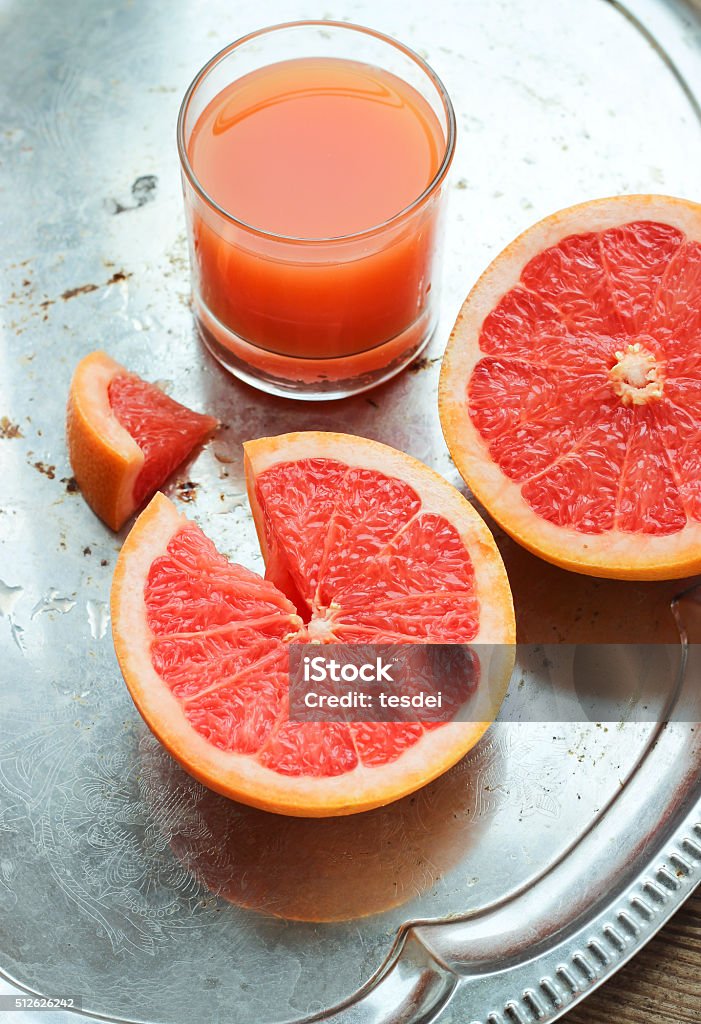 Grapefruit-Saft und Scheiben auf ein Tablett - Lizenzfrei Abnehmen Stock-Foto