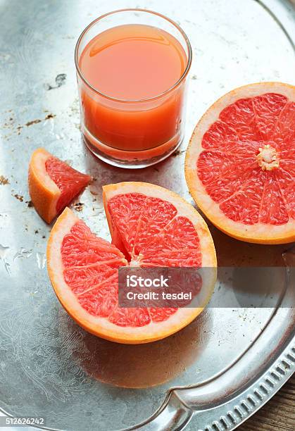 Grapefruitsaft Und Scheiben Auf Ein Tablett Stockfoto und mehr Bilder von Abnehmen - Abnehmen, Exotik, Fotografie