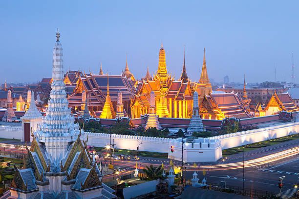 tempio del buddha di smeraldo o wat phra keaw - bangkok thailand rickshaw grand palace foto e immagini stock