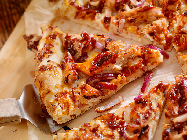 barbecue chicken pizza - grillhühnchen stock-fotos und bilder