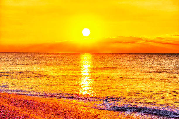 playa y el sol - solar flare sunspot dawn morning fotografías e imágenes de stock