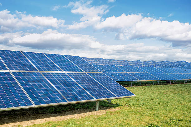 태양열 농장. 초록색입니다 필드 파란 하늘, 지속 가능한 재생 에너지. - 태양열 발전소 뉴스 사진 이미지