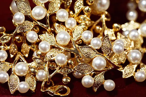 Photo of jewelery with pearls