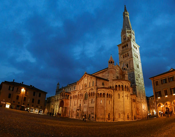 istock Modena by night: Piazza Grande, Duomo, Ghirlandina tower (Italy) 512632070