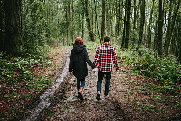 pareja joven senderismo - couple old fashioned hipster holding hands fotografías e imágenes de stock