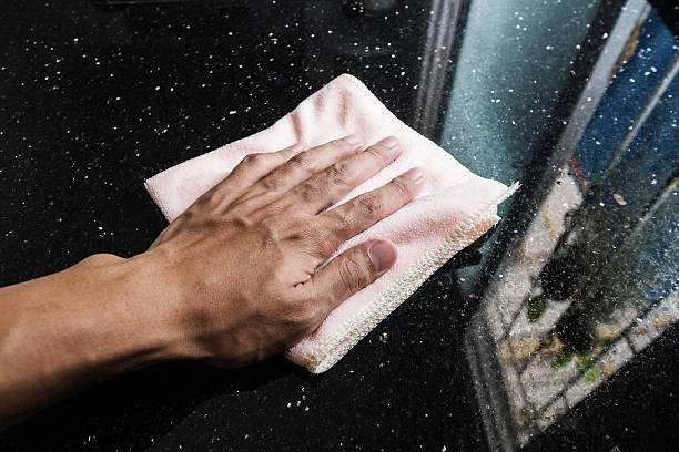 手の洗浄黒い大理石製カウンターバー - cleaning domestic kitchen counter top housework ストックフォトと画像