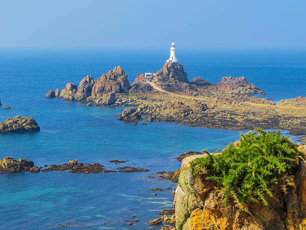 ла corbiere маяк на скалистом берегу джерси остров - jersey uk nature landscape стоковые фото и изображения