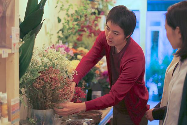 istock Selling flowers at  Flower shop 512682434