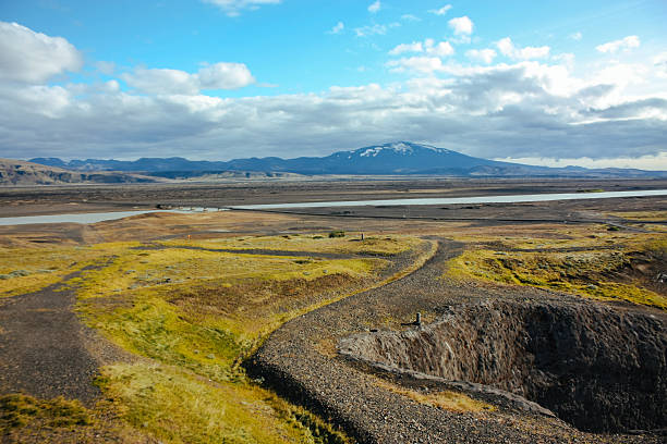 istock Iceland landscape with rivers and mountains 512687330