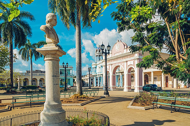 parque marti en cienfuegos en cuba - colonial style fotos fotografías e imágenes de stock