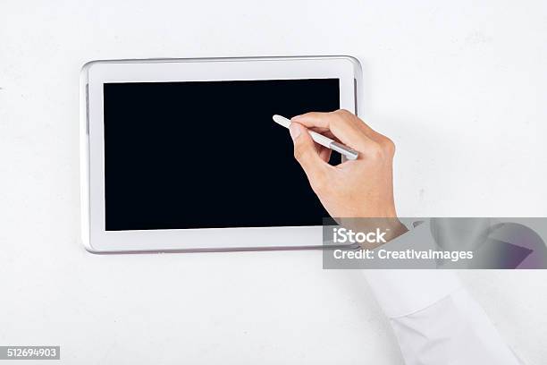 Mano Con Penna Su Digital Tablet 1 - Fotografie stock e altre immagini di Penna digitale - Penna digitale, Mano umana, Adulto