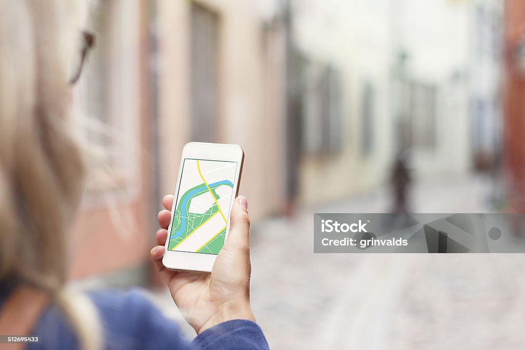 Touristen, die navigation auf dem Handy-app - Lizenzfrei Geocaching Stock-Foto