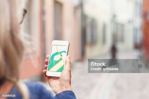 Touristen Die Navigation Auf Dem Handyapp Stockfoto und mehr Bilder von Geocaching - Geocaching, Smartphone, GPS
