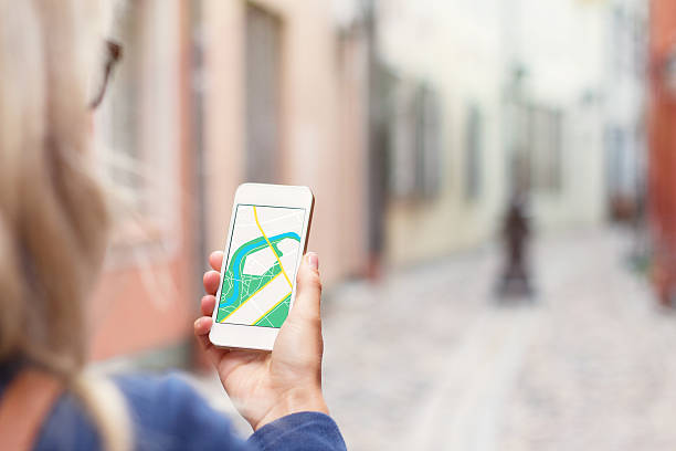 turista usando la navigazione app sul telefono cellulare - map cartography travel human hand foto e immagini stock