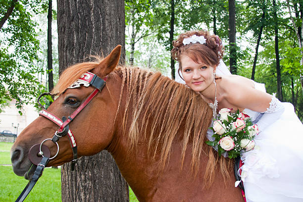 fiancée est en chevauchant un cheval - bride bouquet photos et images de collection
