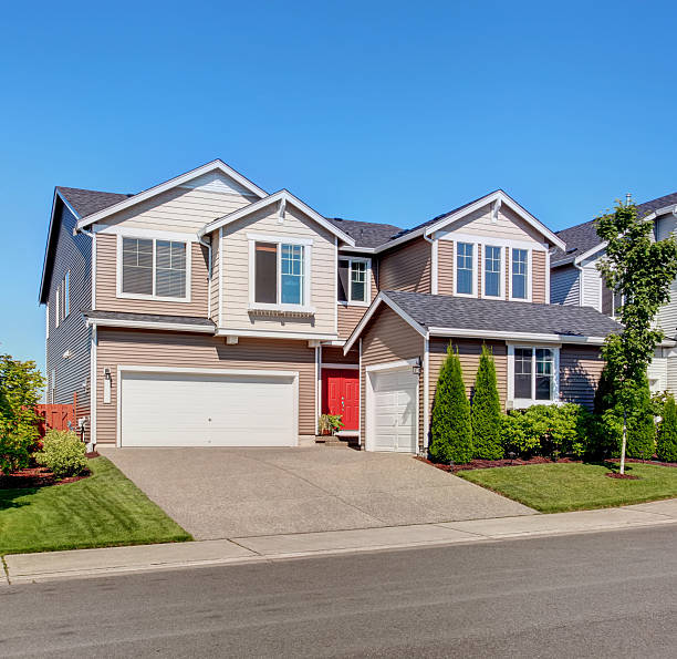 istock Big house exterior with garage and driveway 512695581