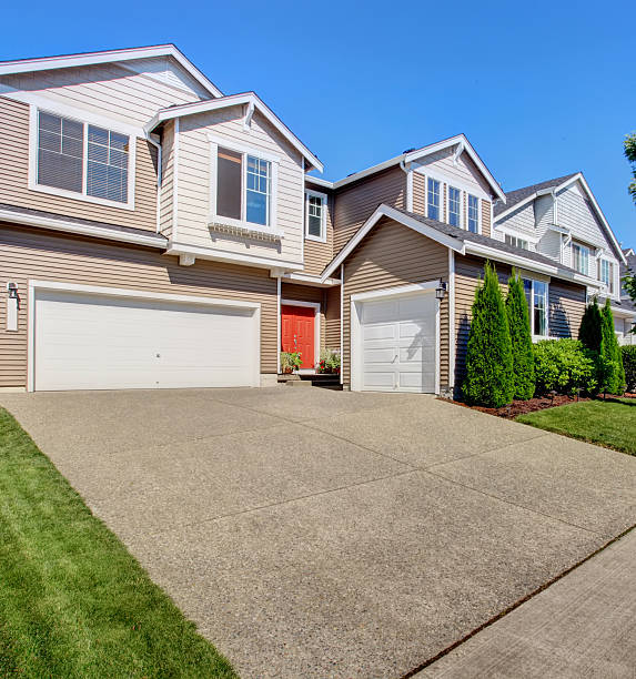 istock Big house exterior with garage and driveway 512695583