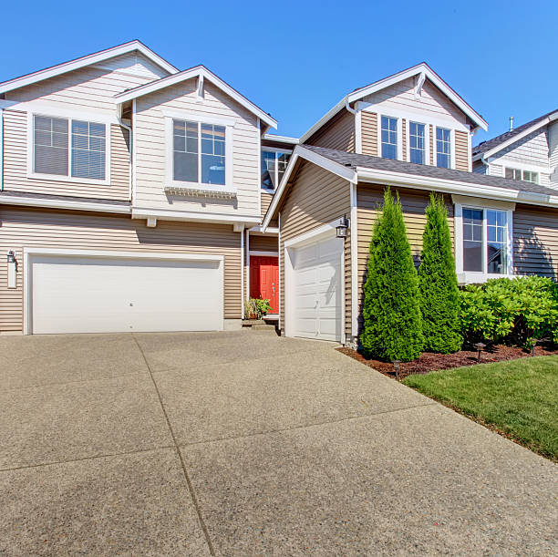 istock Big house exterior with garage and driveway 512695587