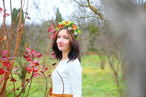 若いブルネットの少女と花のリースで秋の公園 - russian culture women fashion model teenage girls ストックフォト�と画像