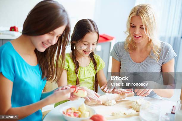 Beschäftigt Im Küche Stockfoto und mehr Bilder von Alleinerzieherin - Alleinerzieherin, Backen, Bäckerei