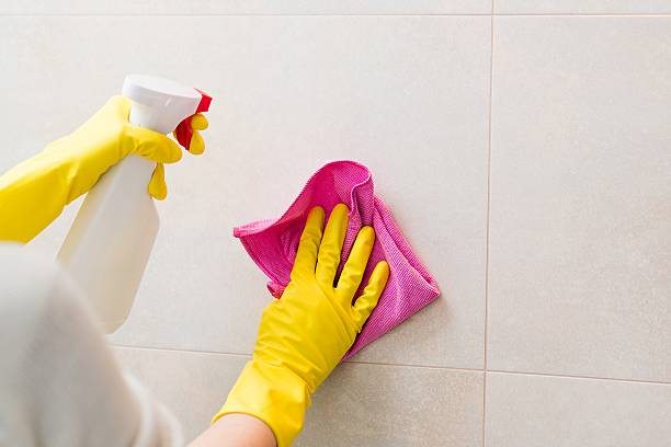 czyszczenie płytki w łazience z różowe szmatki - tiled floor tile floor clean zdjęcia i obrazy z banku zdjęć