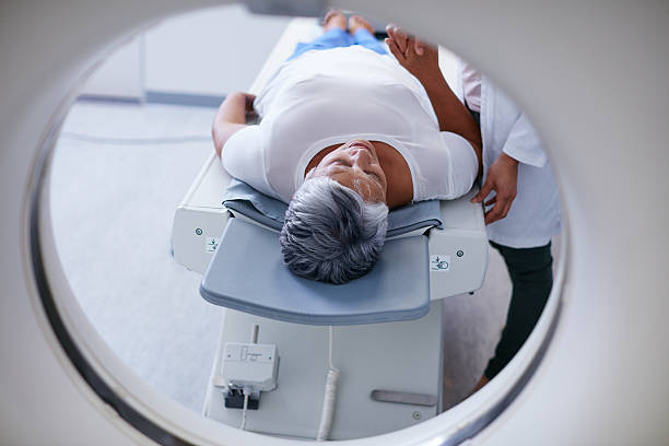 préparer pour le scanner - mri scanner mri scan healthcare and medicine technology photos et images de collection