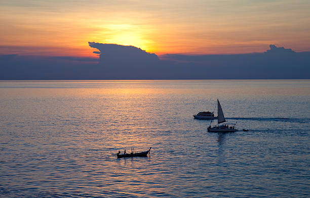 тропический закат - thailand beach nautical vessel phuket province стоковые фото и изображения