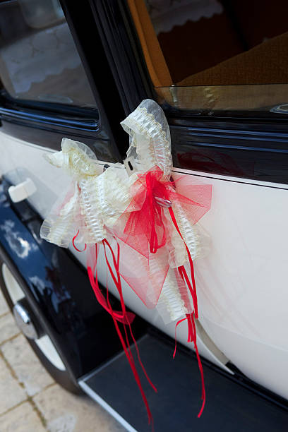 istock Decorating a car for wedding 512727764