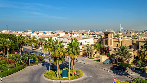 casas em de palm ilha jumeirah em dubai, emirados árabes unidos - east dubai middle built structure - fotografias e filmes do acervo