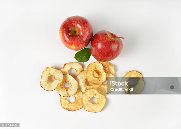 Photo libre de droit de Deux Ensemble Des Pommes Et De Les Sécher Apple Anneaux banque d'images et plus d'images libres de droit de Chips de pomme