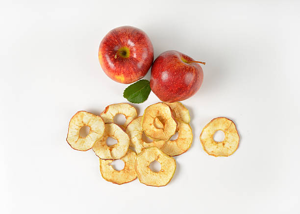 두 전체 사과들 및 건조 apple 링 - dried apple 뉴스 사진 이미지