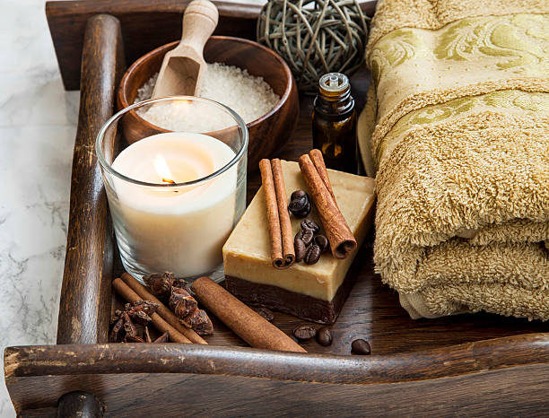 спа-уход продукты с кофе и корицы, мыло, полотенца и candl - massaging chocolate spa treatment body стоковые фото и изображения