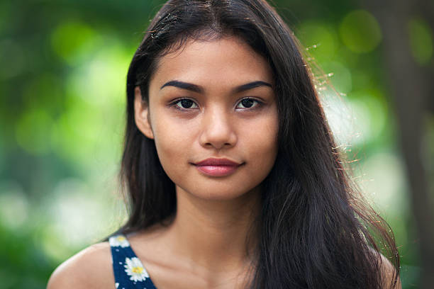 retrato de una joven hermosa mujer - filipino fotografías e imágenes de stock