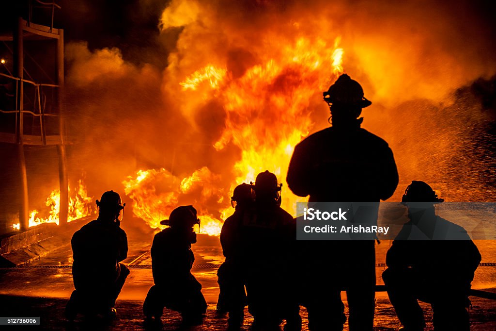 Feuerwehrleute Kampf gegen Brennen Flamme - Lizenzfrei Feuerwehrmann Stock-Foto