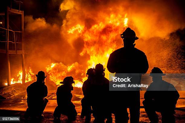 Feuerwehrleute Kampf Gegen Brennen Flamme Stockfoto und mehr Bilder von Feuerwehrmann - Feuerwehrmann, Bildhintergrund, Rettung