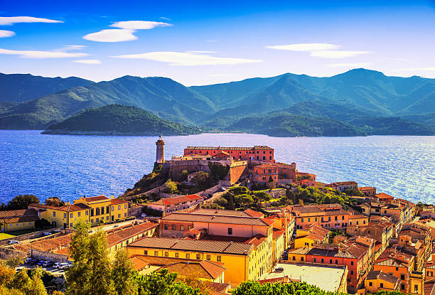 isla de elba, portoferraio vista aérea. faro y fort. tusc - portoferraio fotografías e imágenes de stock