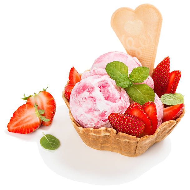 istock Strawberry sundae ice cream 512743126