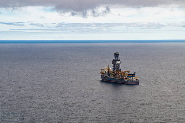 engin d'exploration site de forage offshore en navire de forage - drillship photos et images de collection