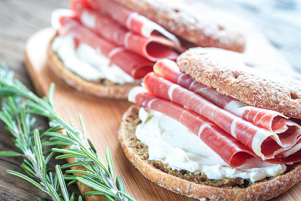 sanduíches com creme de queijo e presunto - bun sandwich vegetable cream cheese - fotografias e filmes do acervo